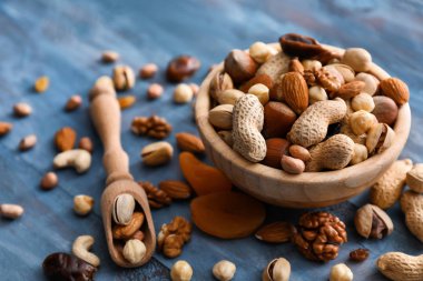 Kase ve renk arka plan üzerinde kepçe ile çeşitli lezzetli fındık