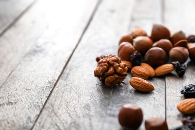 Çeşitli lezzetli fındık ve kuru meyve ahşap masa üzerinde