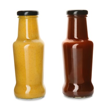 Şişe beyaz zemin üzerine lezzetli soslar