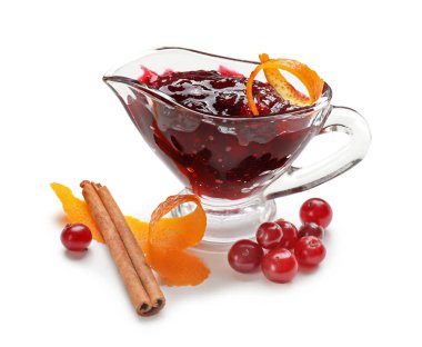 Lezzetli kızılcık sosu ve beyaz zemin üzerine tarçın çubuğu ile et suyu tekne