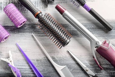 Ahşap arka plan üzerinde berber araçlar kümesi ile düz yatıyordu kompozisyon