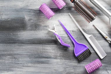 Ahşap arka plan üzerinde berber araçlar kümesi ile düz yatıyordu kompozisyon