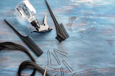 Berber araçları ve ahşap arka plan üzerinde siyah saç teli düz yatıyordu kompozisyonu