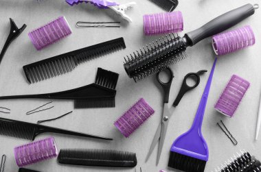 Dizi berber araç üzerinde açık renkli düz yatıyordu kompozisyon