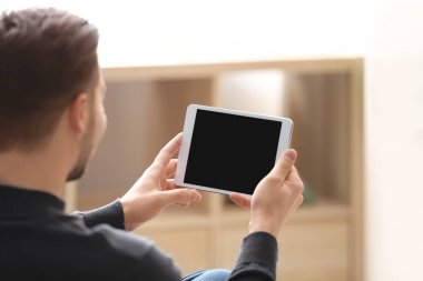 Genç adam evde tablet kullanma