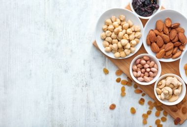 Kase ve tablo, üstten görünüm kuru üzüm fındık çeşitleri