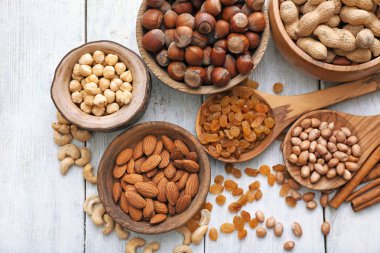 Farklı türde fındık ve kuru üzüm masada, üstten görünüm