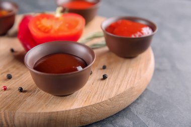 Kase üzerinde ahşap masa, closeup farklı sos ile