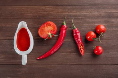 Lezzetli sos ve sebze ahşap arka plan, üstten görünüm üzerinde kompozisyonu