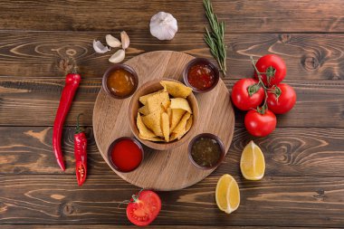 Ahşap arka plan, üstten görünüm üzerinde farklı sos ile kompozisyon