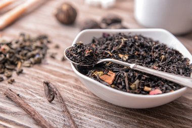 Kase ve kaşık kuru çay tablo