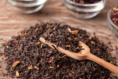 Kuru çay ve tablo üzerinde ahşap Kepçe yığını