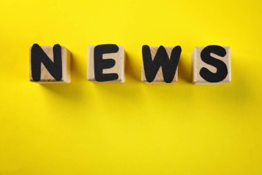 Word küpler renk arka plan üzerinde harflerle yapılan Haberler