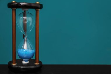 Renkli arka planda kum saati. Zaman yönetimi kavramı