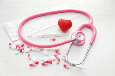 Stetoskop ile kırmızı kalp ve beyaz arka plan üzerinde kardiyogram. Sağlık kavramı