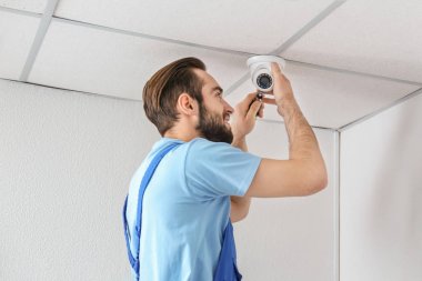 Elektrikçi yükleme güvenlik kamerası