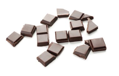 Beyaz arkaplanda siyah çikolata parçaları