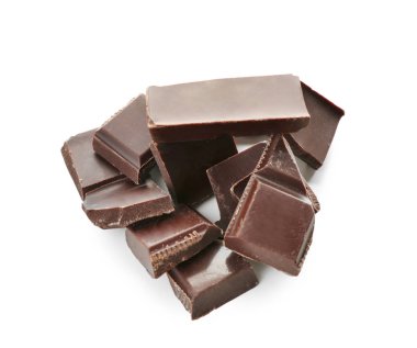 Beyaz arkaplanda siyah çikolata parçaları