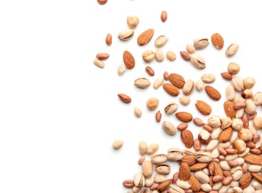 Beyaz zemin üzerine fındık farklı türleri