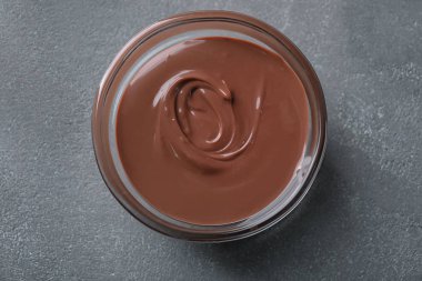 Gri tablo, üstten görünüm lezzetli eritilmiş çikolata ile kase