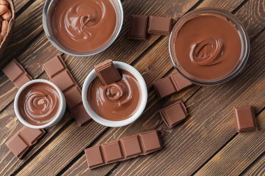 Ahşap arka plan, üstten görünüm üzerinde lezzetli eritilmiş çikolata ile kompozisyon