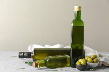 Şişe açık renkli karşı masada Zeytinyağlı