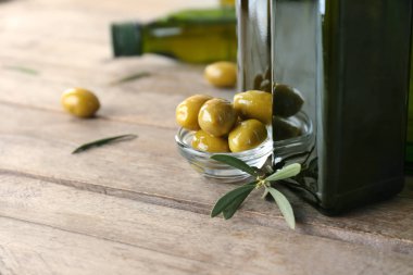 Taze zeytin ve ahşap arka plan, portre yağlıboya ile şişe