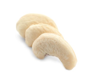 beyaz zemin üzerine lezzetli kaju fıstığı