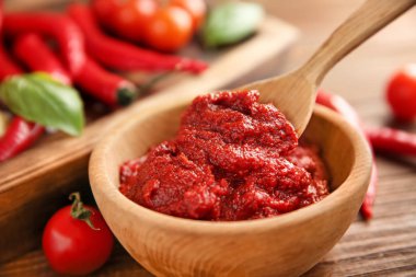 Kase ve kaşık kırmızı sos, closeup ile