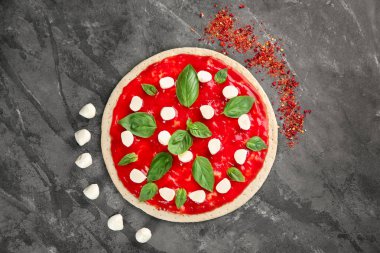 Çiğ hamur pizza sosları ve Maddeler tablosundaki, üstten görünüm