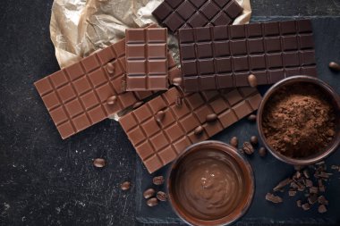 Masada lezzetli çikolata ve kakao tozu ile düz yatıyordu kompozisyon