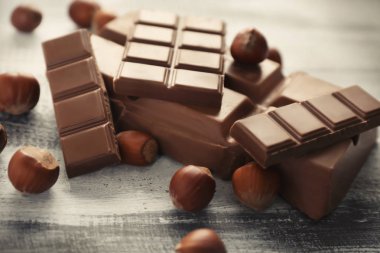 Lezzetli çikolata ve fındık ahşap arka plan üzerinde