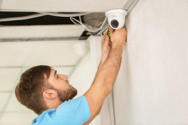 Elektrikçi yükleme güvenlik kamera kapalı