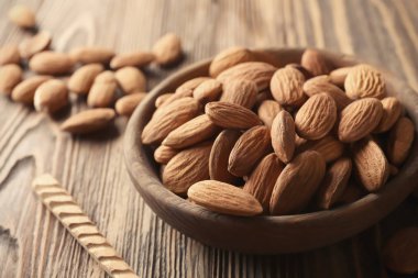 Tahta masada bademlerle oynayın.