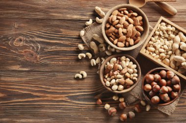 Ahşap arka plan üzerinde farklı fındık ile kompozisyon