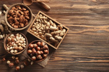 Ahşap arka plan üzerinde farklı fındık ile kompozisyon