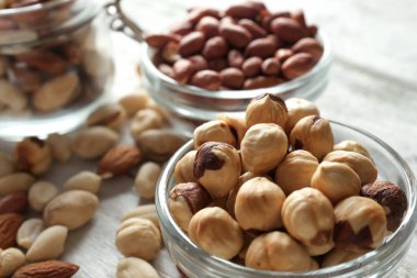 Cam kase fındık masada, closeup ile