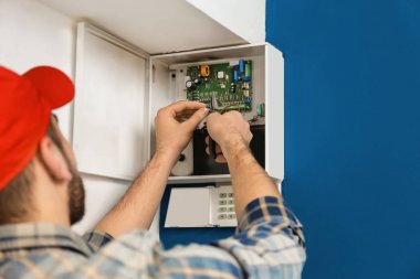 Genç elektrikçi yükleme alarm sistemi