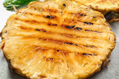 Izgara ananas dilim, portre