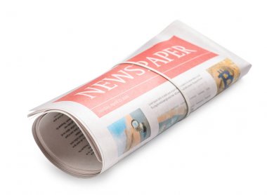 Beyaz arka plan üzerinde rulo gazete