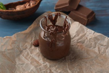Parşömen üzerine erimiş çikolata ile jar