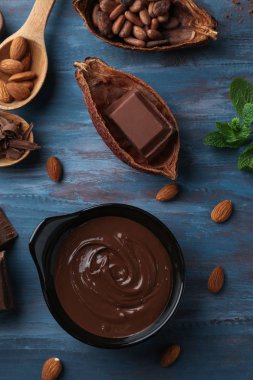 Ahşap arka plan üzerinde lezzetli çikolata ile düz yatıyordu kompozisyon