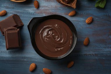 Ahşap arka plan üzerinde lezzetli çikolata ile düz yatıyordu kompozisyon