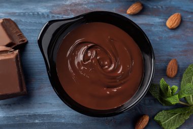 Lezzetli çikolata, nane ve fındık ahşap arka plan üzerinde düz yatıyordu kompozisyonu