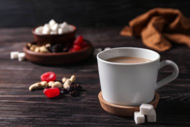 Tablo üzerinde süt ile aromatik çay
