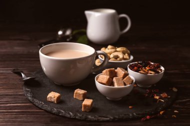 Kayrak plaka üzerinde süt ile aromatik çay