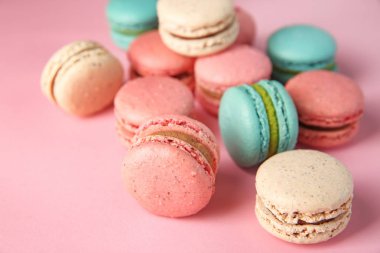 Lezzetli macarons renk arka plan üzerinde