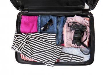 Beyaz arka plan, üstten görünüm üzerinde paketlenmiş şeylerle açık bavul