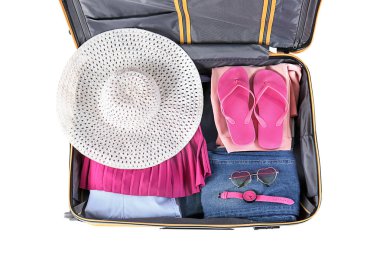 Beyaz arka plan, üstten görünüm üzerinde paketlenmiş şeylerle açık bavul