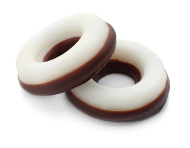 Beyaz arka planda lezzetli çikolata şekerlemeleri